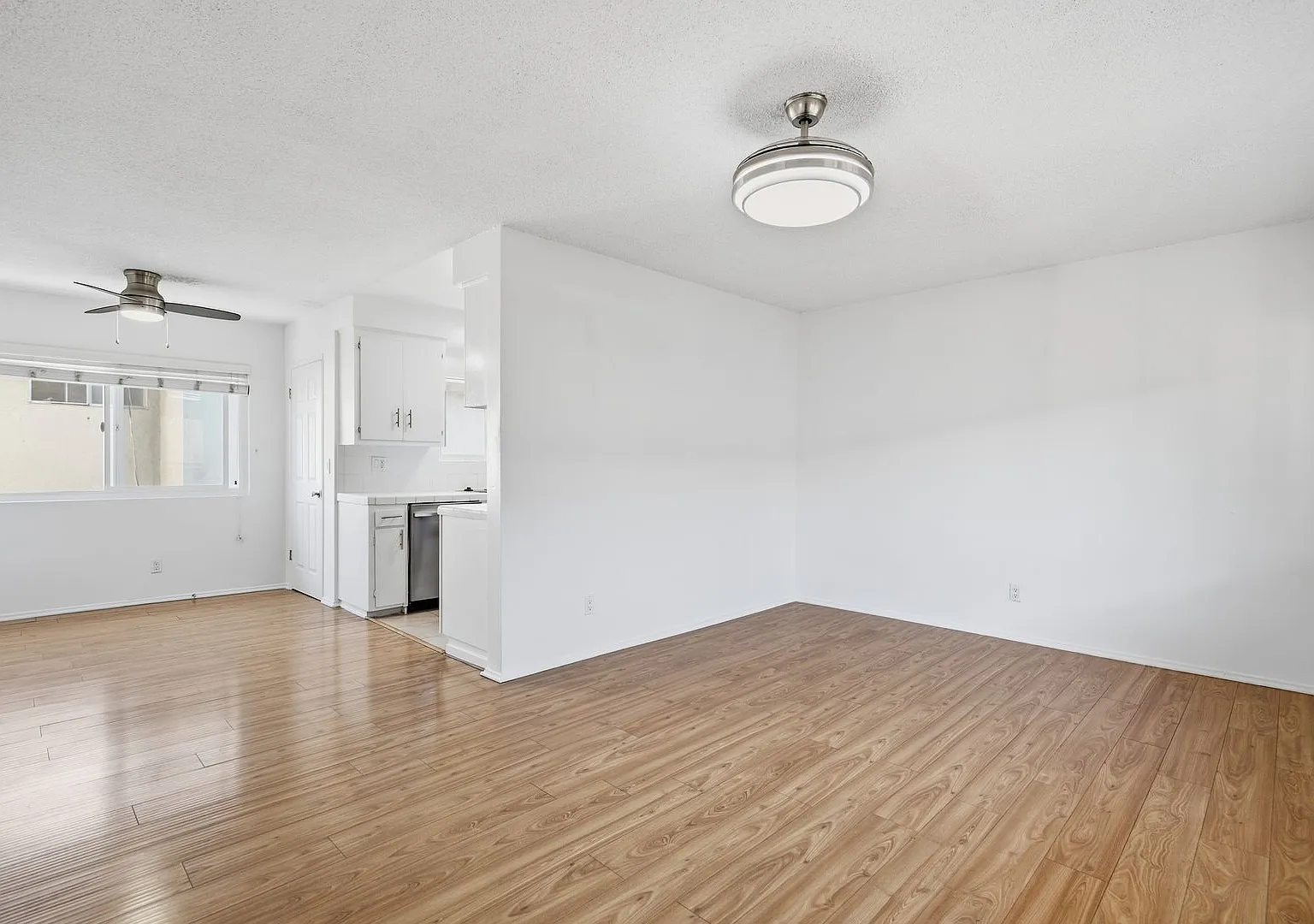 6640 Darby Ave — Photo 1
