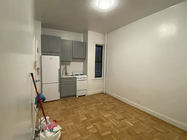 309 W 54th St #3D — Photo 1