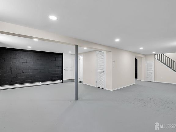 4th image of 552 Ridgeway Ave