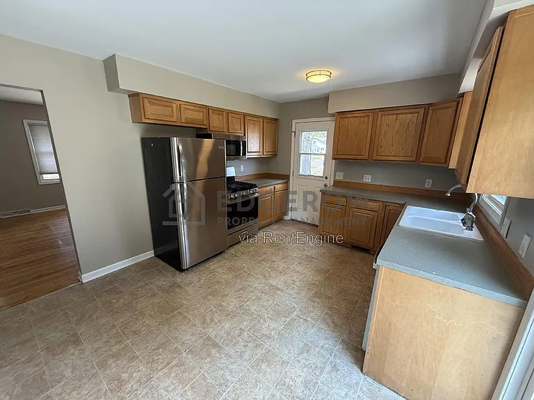 1240 Emerald Ave NE — Photo 5