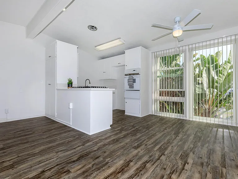 Sea Breeze Beach Apartments — Photo 32
