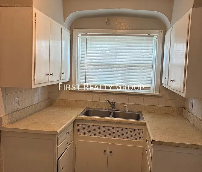 207 Ashwood Ave — Photo 4