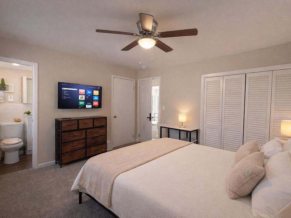 Roku TV, Mini fridge, Work Desk