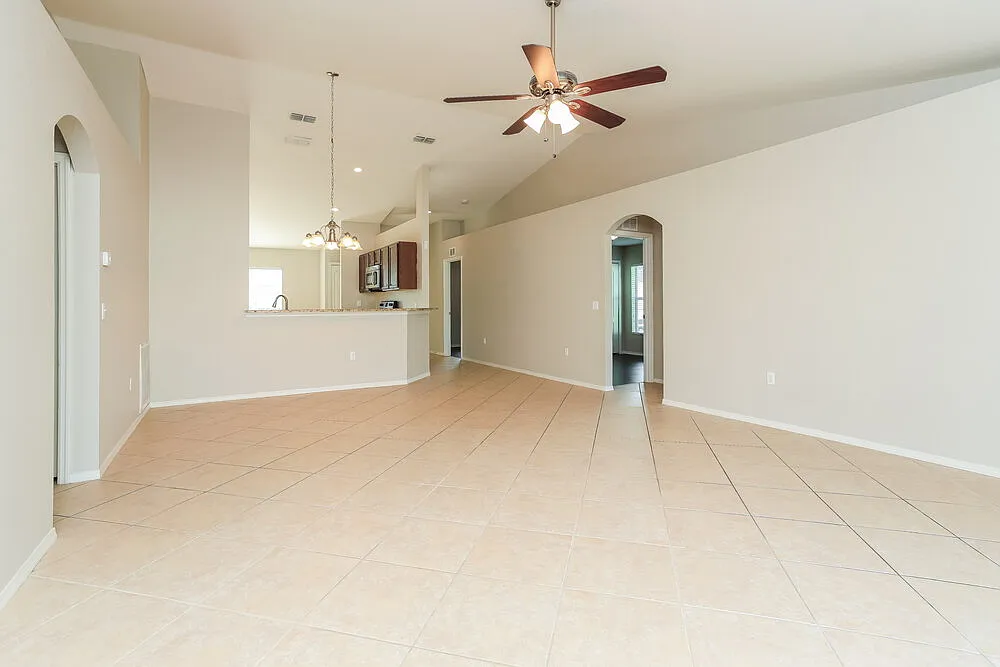 4 bed, 2.0 bath, 1710 sqft, $2,010 — Photo 3