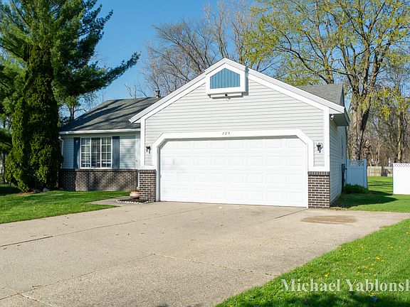 3rd image of 725 Brittany Ct SE