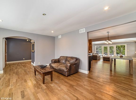 3rd image of 5401 Arlington Dr E
