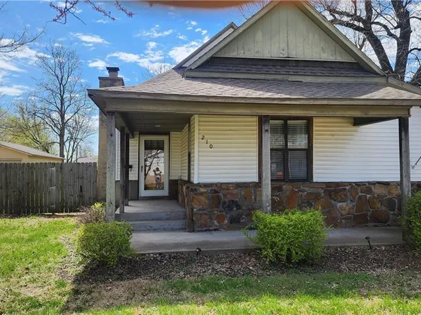 210 E Leighton St, Frontenac, KS 66763