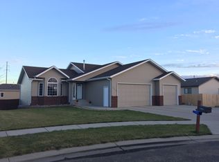 2334 Seneca Cir, Bismarck, ND 58503