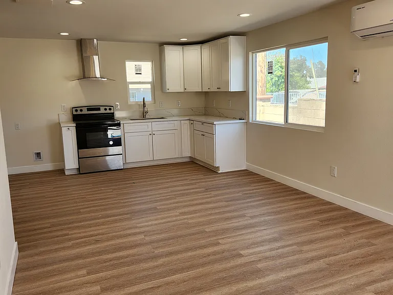 915 W 8th St #2 — Photo 3