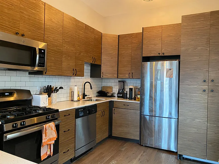 915 W Addison St #3 — Photo 2