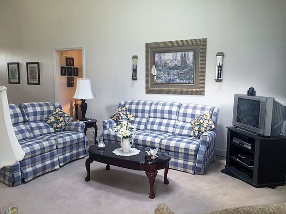 2nd image of 823 Peachtree Ct