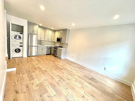 5th image of 361 E 50th St APT 3C