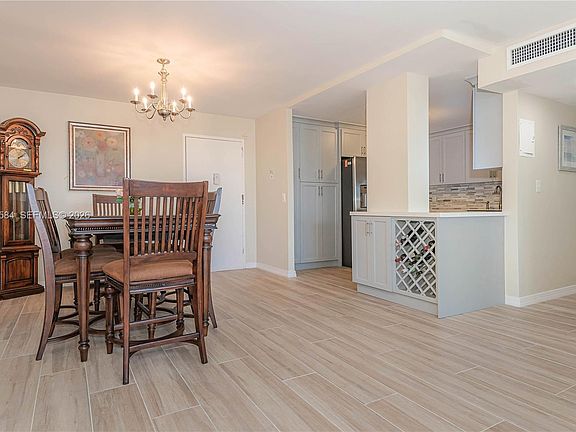 5th image of 401 Golden Isles Dr APT 902