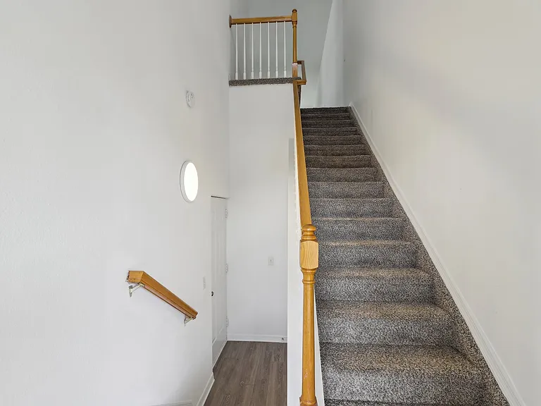 Devon Circle Apartments — Photo 28