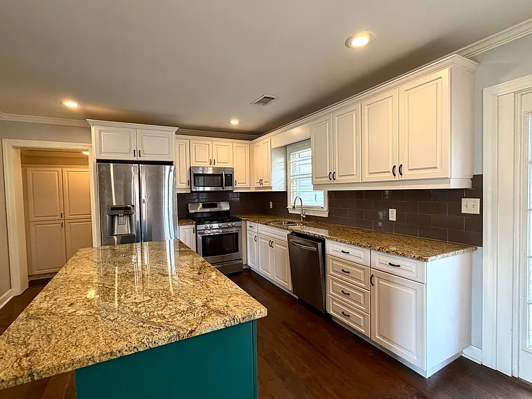 904 Lynn Cir — Photo 4