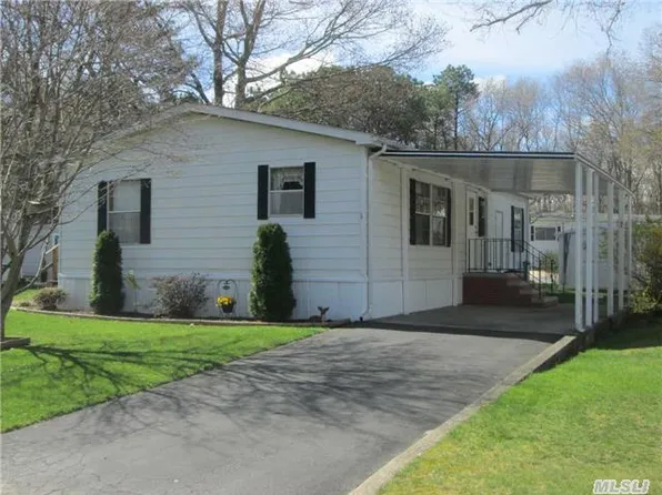 525 Riverleigh Ave Unit 82, Riverhead, NY 11901