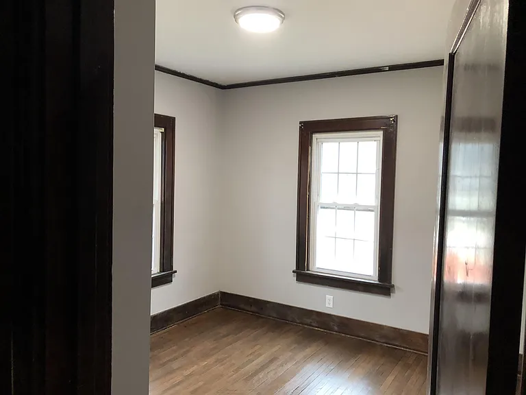 1626 W Clark St — Photo 15