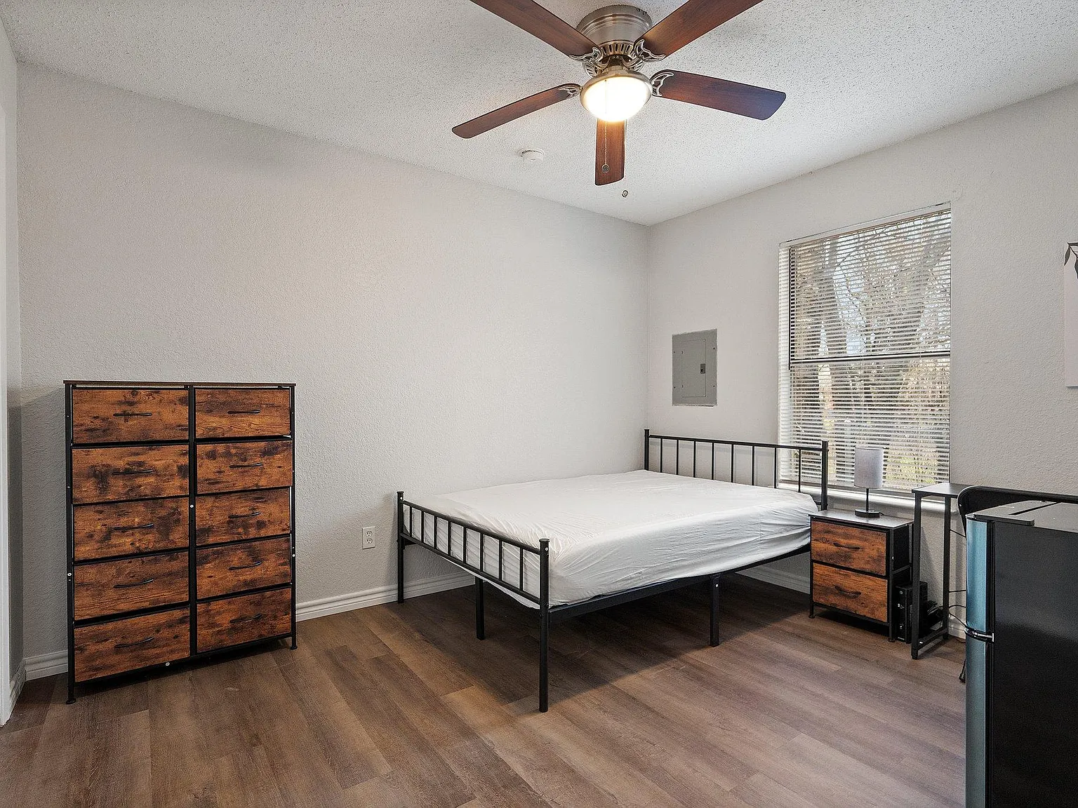 4 bed, 1.0 bath, 850 sqft, $745 — Photo 1