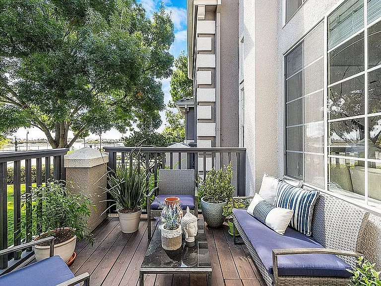 125 Sydney Ln — Photo 2
