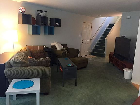 3rd image of 616 Bayberry Ct W