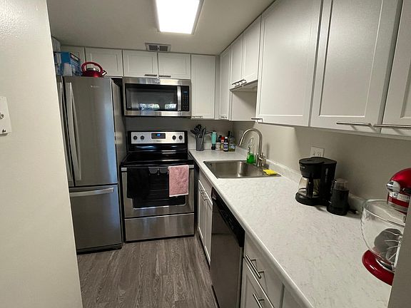 3rd image of 1239 E Prairie Brook Dr