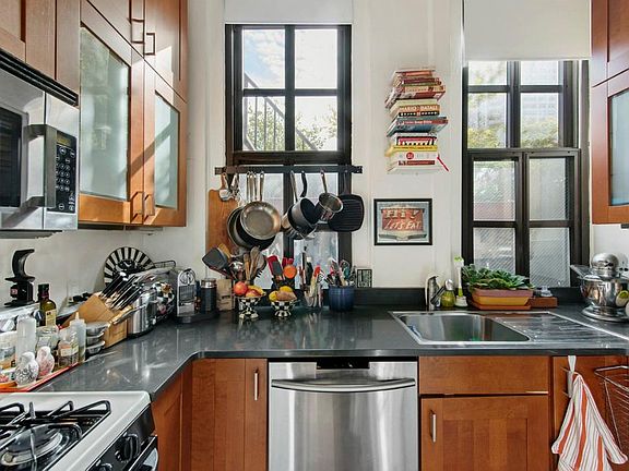 5th image of 54 W 74th St APT 512