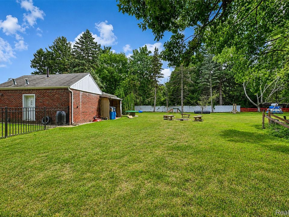37899 Hayes Rd, photo 2