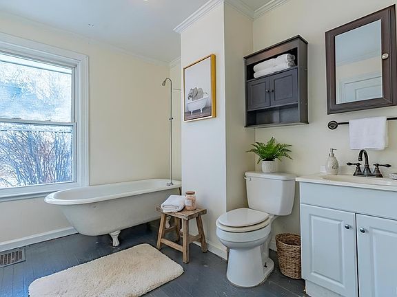 3rd image of 1001 Rockbridge Ave