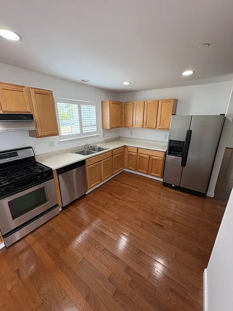 3 bed, 2.5 bath, 2274 sqft, $2,750 — Photo 3