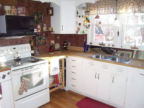 3rd image of 901 Wheatland Ave