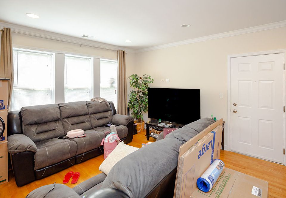 1st image of 6301 N Francisco Ave #63013