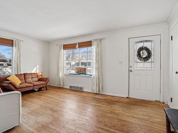 5th image of 1426 E Calumet St