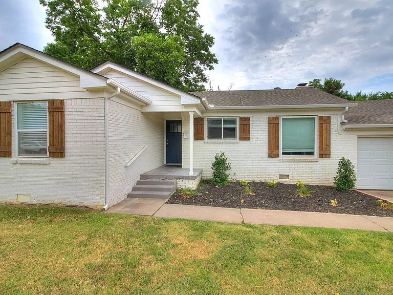 1414 Oxford Way — Photo 4