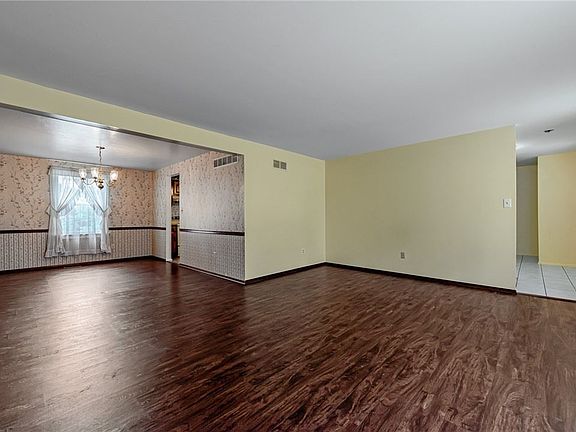 4th image of 10 Seneca Dr