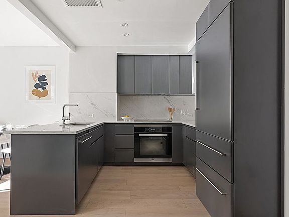 4th image of 300 W 30th St APT 7D