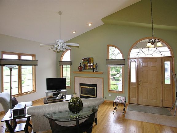 5th image of 18049 Upland Dr