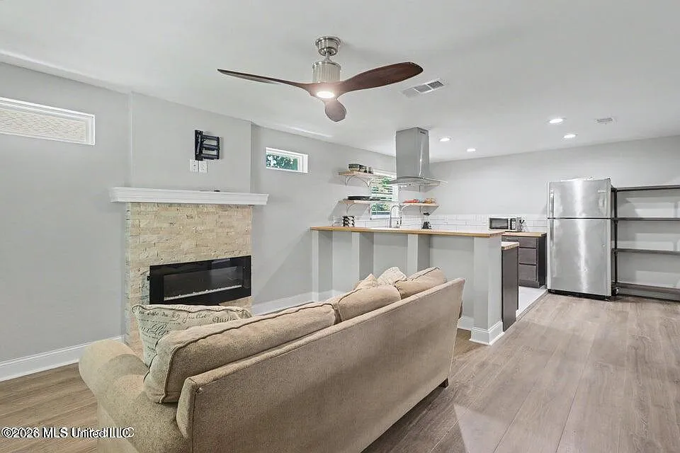 3 bed, 1.0 bath, 1097 sqft, $1,400 — Photo 2
