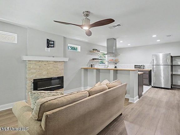 2nd image of 519 23rd St #R