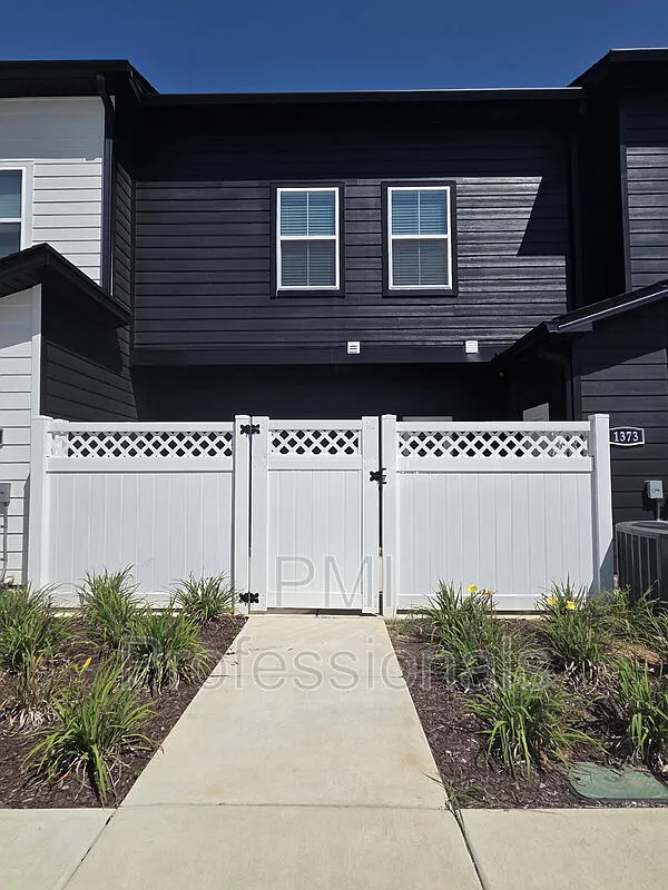 3 bed, 2.5 bath, 1842 sqft, $2,800 — Photo 3