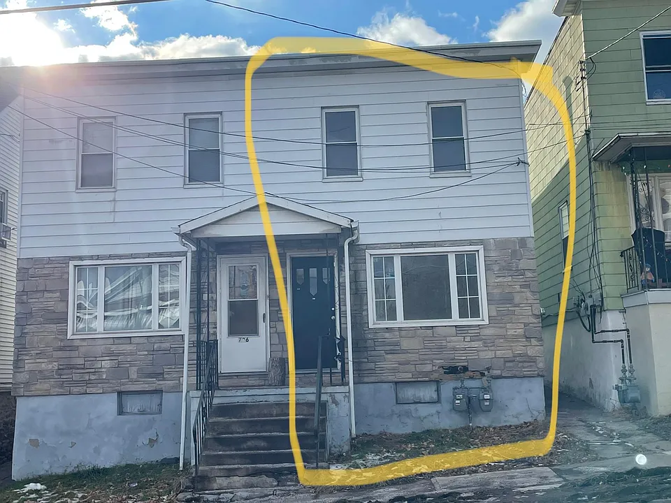 738 N Main St