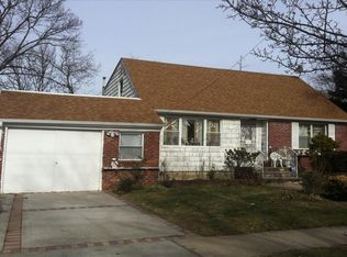 320 Rugby Rd, Cedarhurst, NY 11516