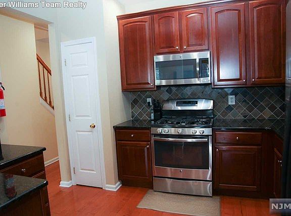 5th image of 513 Coventry Dr
