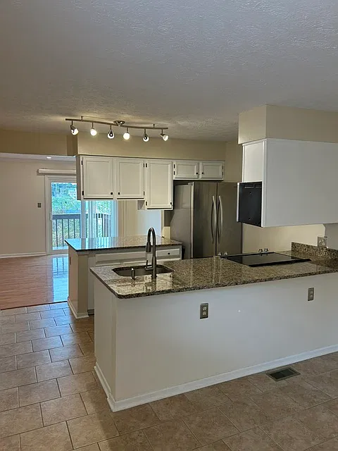3 bed, 3.5 bath, 1800 sqft, $2,425 — Photo 2
