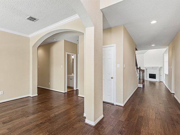 2nd image of 1926 Edgehill Dr