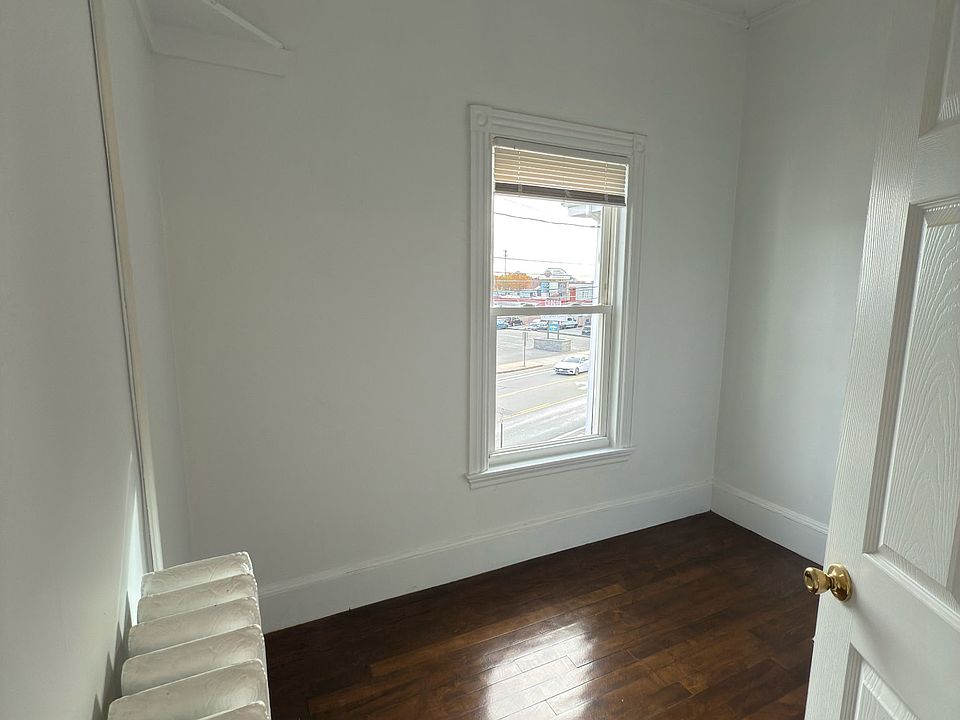 Bonus Room located to the right of the front entrance