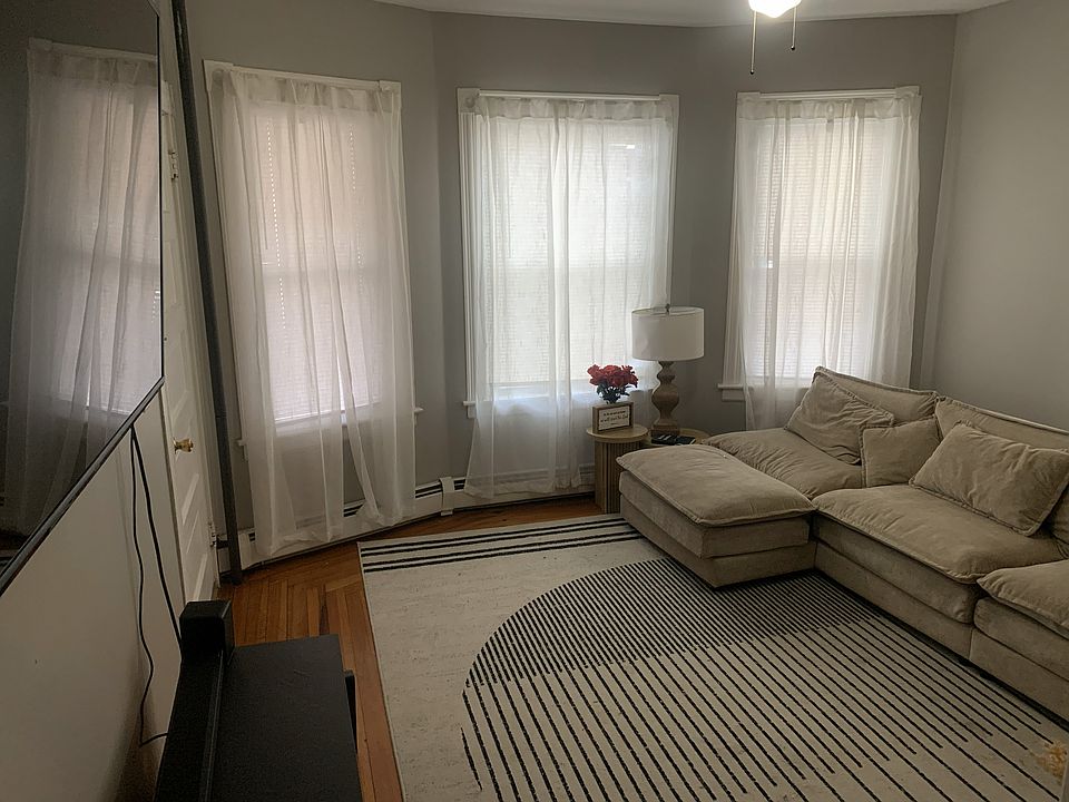 1st image of 72 Marion Ave N Floor 1