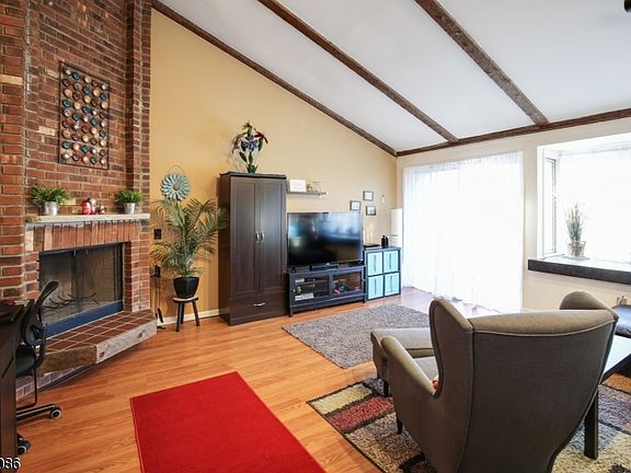 3rd image of 119 Marion Dr
