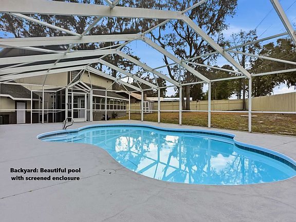 5th image of 174 NW Clubview Cir