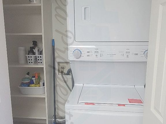 Pantry/Washer/Dryer In Unit