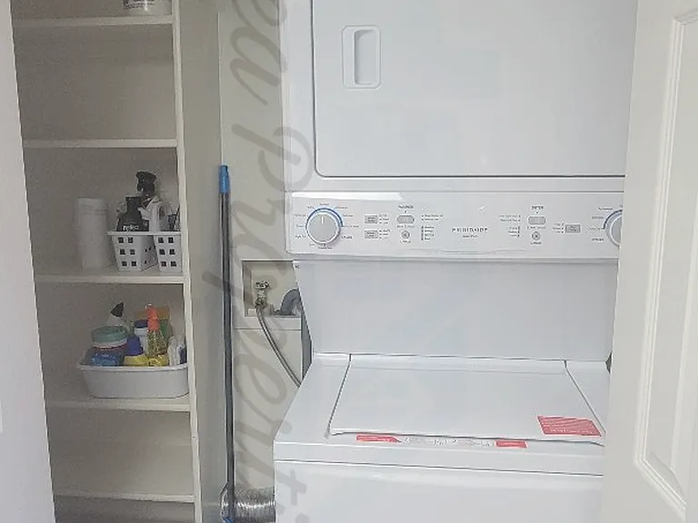 Pantry/Washer/Dryer In Unit